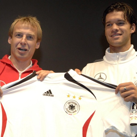 Bundestrainer Jürgen Klinsmann und Michael Ballack (r.) präsentieren das Nationalmannschaftstrikot von DFB-Ausrüster Adidas für die Fußball-WM 2006 in Deutschland.