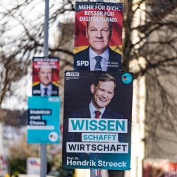 An Straßenlaternen in Bonn hängen Wahlplakate der CDU und der SPD. Aufschrift SPD (Scholz): "Mehr für Dich. Besser für Deutschland." Aufschrift CDU (Streeck): "Wissen schafft Wirtschaft"