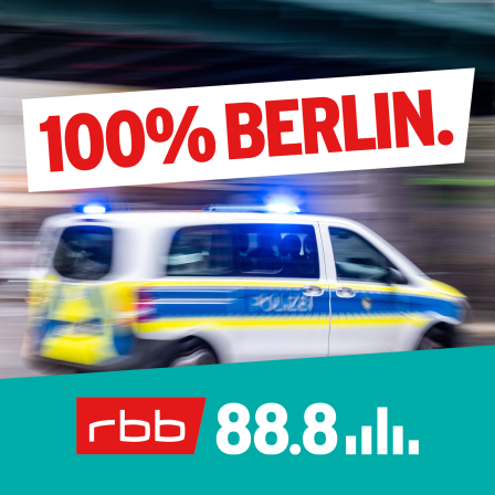Ein Polizeiauto fährt durch Berlin (Foto: imago images/Seeliger)