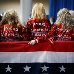 Anhängerinnen des ehemaligen US-Präsidenten Donald Trump in Iowa. Sie tragen glitzernde "Proud American" Jacken.