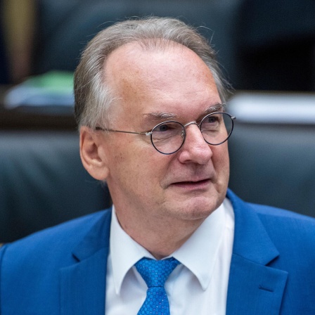 Reiner Haseloff (CDU), Ministerpräsident von Sachsen-Anhalt, sitzt in der Bundesratssitzung.