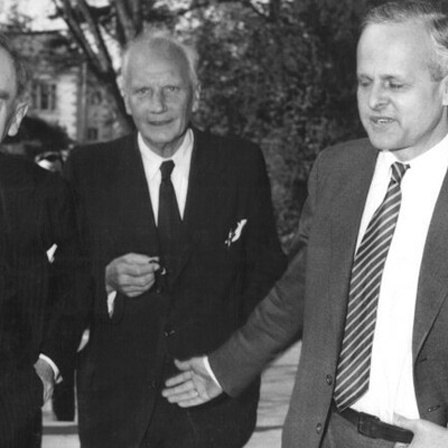 Carl Friedrich von Weizsäcker, Otto Hahn und Walther Gerlach treffen stehen zusammen und diskutieren