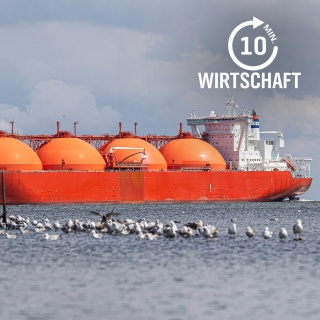 Ein LNG-Tanker vor der Küste. 