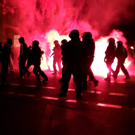 Bei Protesten gegen die Corona-Maßnahmen in Bautzen wurden Polizeibeamte mit Böllern und Pyrotechnik angegriffen.