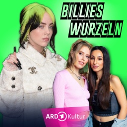 Links groiß im Bild: Billie Eilish in Chanel-Jacke und mit Chanel-Schmuck. Rechts daneben der Schriftzug "Billies Wurzeln" und darunter die Hosts LEA und Gizem Celik.