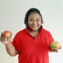 Dr. Sylvie Nantcha mit ihren "kleinen Schätzen": Apfel und Mango