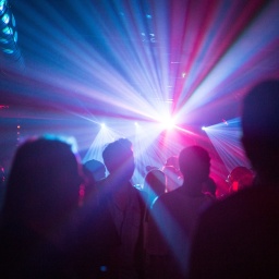 Menschen tanzen in einem Club.