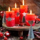 Vier Kerzen und festliche Dekoration zu Weihnachten