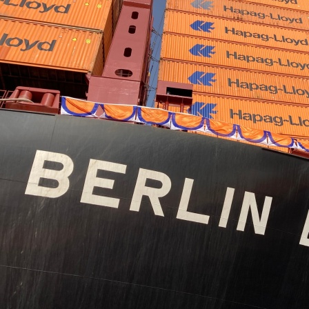 Der Schriftzug "Berlin Express" ist auf dem Frachter der Reederei Hapag-Lloyd zu sehen. Das Schiff wurde in Hamburg getauft.