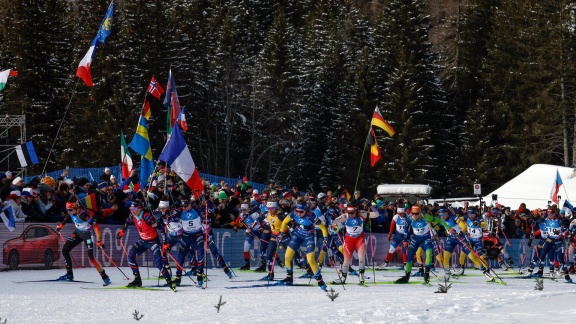 Sportschau Wintersport - Der Massenstart Der Biathletinnen In Antholz Im Re-live