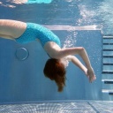 Eine Frau im Flow unter Wasser.