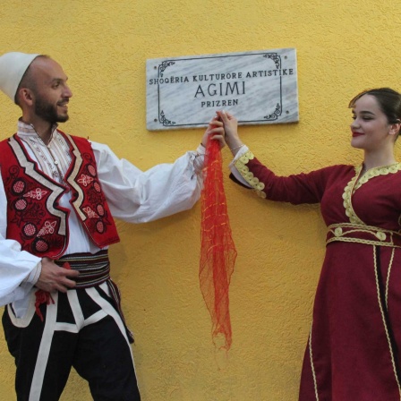 Die Tänzer Mia Krasniqi and Abdo Shuki im Albanischen Kulturzentrum Prizren Kosovo