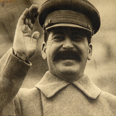 Porträt von Josef Stalin winkend und lachend 1935