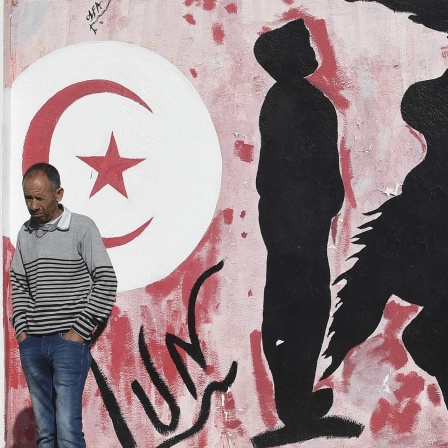 Graffiti eines Mannes der sich in einen Vogel verwandelt an einer Mauer in Tunesien 2020