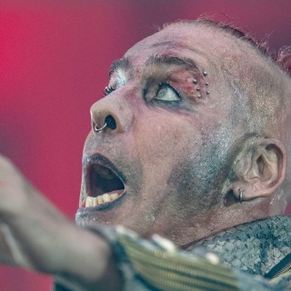 Porträt von Rammstein-Sänger Till Lindemann mit Bühnen-Make up