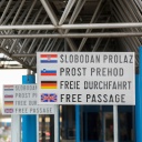 Ein Grenzübergang, an dem ein 30-km-Tempo-Schild neben einem weiteren Schild steht, auf dem in vier Sprachen - auch der kroatischen - Freie Durchfahrt steht.