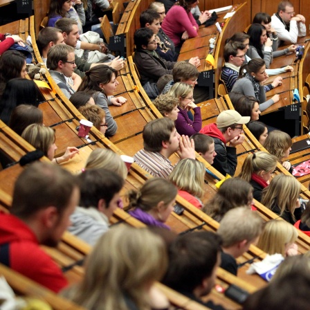 Studenten im total überfüllten Hörsaal in der Ruhr Universität.