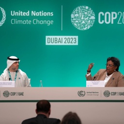 Majid Al Suwaidi, Generaldirektor der COP28, und Mia Mottley, Premierministerin von Barbados, sprechen während einer Pressekonferenz der Weltklimakonferenz der Vereinten Nationen (COP28).
