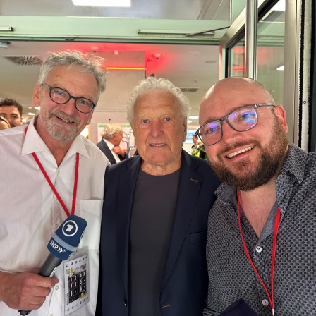 125 FCK - Meistertrainer Karl-Heinz Feldkamp, eingeramt von den beiden SWR Sport Redakteuren Stefan Kersthold (li) und Sebastian Zobel