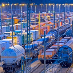 Abgestellte Güterwaggons auf Gleisen bei Nacht, Rangierbahnhof Maschen, Maschen, Niedersachsen
