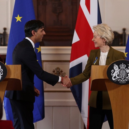 Rishi Sunak, Premierminister von Großbritannien, und Ursula von der Leyen, Präsidentin der Europäischen Kommission, geben sich nach einer Pressekonferenz in der Windsor Guildhall die Hand