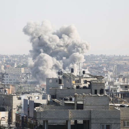 Palästinensische Gebiete, Rafah: Rauch steigt nach einem israelischen Luftangriff auf. 


