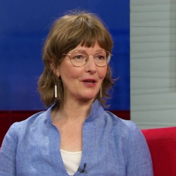 Soziologin Dr. Tanja Bogusz auf dem roten Sofa.