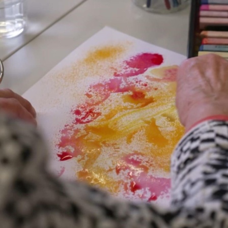 Entlastung für pflegende Angehörige: Wie effektiv ist Kunsttherapie?