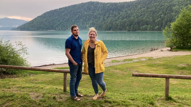 Ein Paar steht vor einem See