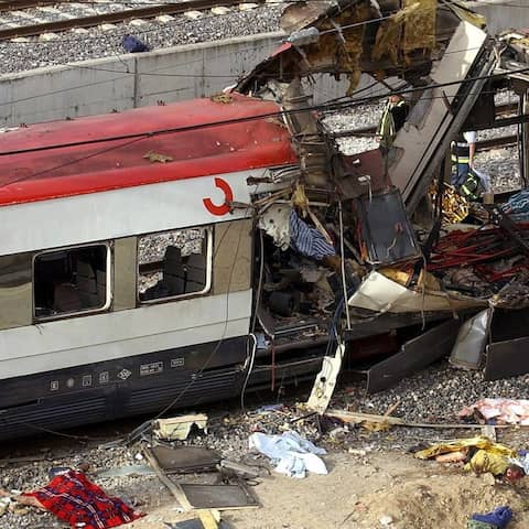 Blick auf einen bei einer Explosion zerstörten Waggon am Bahnhof Atocha in Madrid