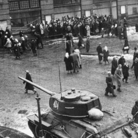 November 1956: Ein sowjetischer Panzer steht  nach dem ungarischen Volksaufstand auf einem Platz in Budapest.