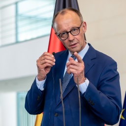 Bundeskanzler Friedrich Merz (CDU) gibt im Bundeskanzleramt vor einer Europa- und einer Deutschland-Flagge ein Statement ab.
