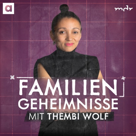 Cover für den Podcast "Familiengeheimnisse" Host Thembi Wolf blickt mit verschränkten Armen lächelnd in die Kamera, schwarzes ärmelloses Kleid, schwarze Haare zu einem Dutt, pinker Lippenstift