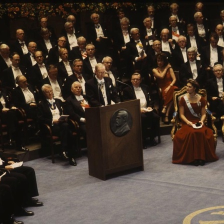 Die Nobelpreisverleihung in Stockholm 1995. Christiane Nüsslein-Volhard sitzt als einzige Frau unter sehr vielen Männern.