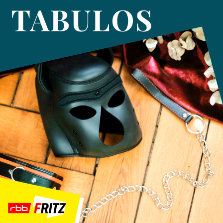 Das Bild des Podcasts "Tabulos" ist zu sehen. Eine schwarze Ledermaske und eine Leine. (Quelle Fritz | Lilly Extra)