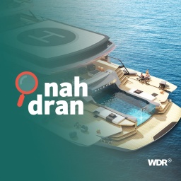 Eine Yacht mit Pool und Helicopterlandeplatz. Daneben das Logo vom Podcast "nah dran".