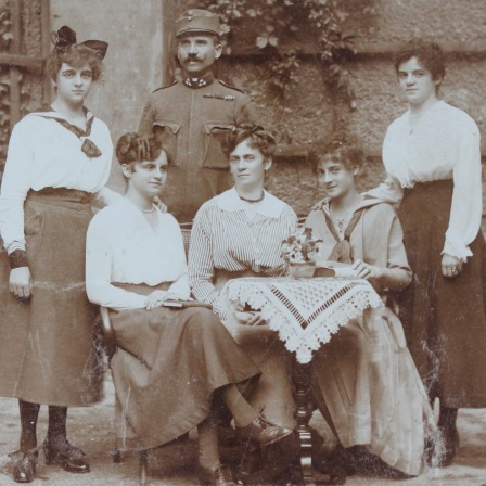 Soldat der k.u.k.-Armee mit seinen fünf Töchtern im Freien. Foto um 1915; fotografiert von von Josef Jahudka / Wien (Symbolbild)