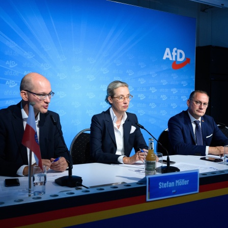 Alice Weidel (2.v.l.) und Tino Chrupalla (2.v.r.), die Bundesvorsitzenden der AfD, äußern sich zusammen mit den AfD-Landesvorsitzenden Stefan Möller (l, Thüringen) und Jörg Urban (r, Sachsen) bei einer Pressekonferenz in der AfD-Bundesgeschäftsstelle zu den Ergebnissen der Landtagswahlen in Sachsen und Thüringen.
