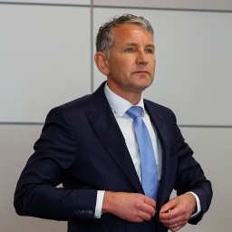 Björn Höcke (AfD, 2.v.r) betritt am Tag seines Prozesses den Gerichtssaal im Landgericht Halle.