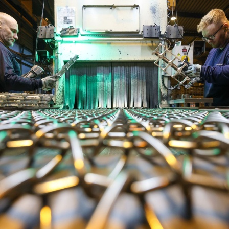 Mitarbeiter prüfen Gußteile in der Leichtmetallgießerei (Bild: picture alliance/dpa/Jan Woitas)