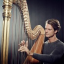 Er umarmt sein Instrument: Harfenist Xavier de Maistre