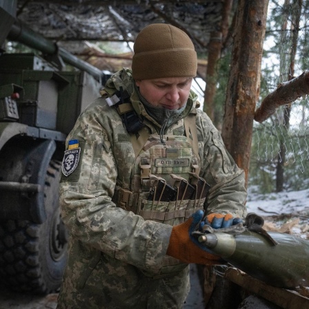 Ein ukrainischer Soldat bereitet sich darauf vor, eine Panzerhaubitze &#034;Bohdana&#034; auf russische Stellungen abzufeuern.