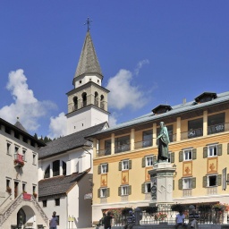 Platz mit Statue des Malers Tizian, Dolomiten Italien
