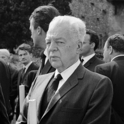 Der Schriftsteller Richard Huelsenbeck während der Beerdigung von Jean Arp 1966 in der Schweiz