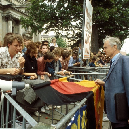 Hans Modrow (PDS) im Gespräch mit protestierenden Studenten anlässlich einer Demonstration in der Berliner Karl-Liebknecht-Straße am 8. Juni 1990
