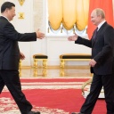 Der chinesische Präsident Xi Jinping schüttelt dem russischen Präsident Vladimir Putin die Hand.
