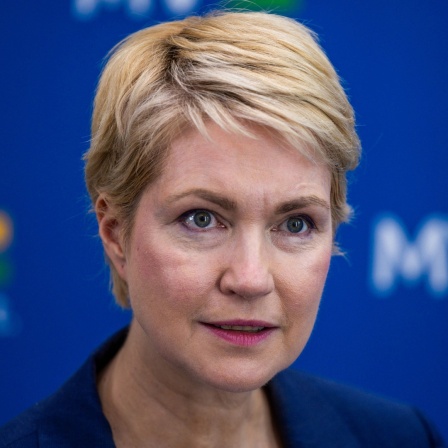 Manuela Schwesig (SPD), Ministerpräsidentin von Mecklenburg-Vorpommern, redet bei einem Pressestatement.
