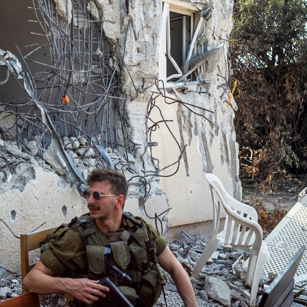Israelische Soldaten zwischen zerstörten Häusern im Kibbuz Kfar Aza.