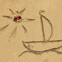 Eine Sonne und ein Segelboot sind in den Sand an einem Strand gemalt