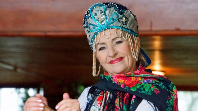 Folklore-Darbietung in einem Teehaus in den Teeplantagen von Sotschi, Russland.